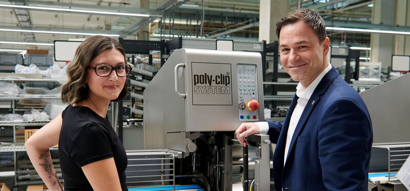 Geschäftsführer Alexander Giehl, im Gespräch mit der hier ausgebildeten Elektrikerin Viktoria Minich.