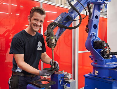 Mitarbeiter am Schweissroboter