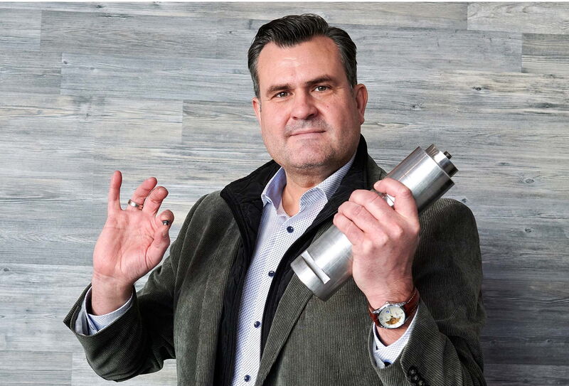 Mal winzig, mal wuchtig: Marc Ammon zeigt hier zwei ganz unterschiedliche  Sensoren, einen kleinen Drucksensor und eine Lastmessachse für einen Kran.