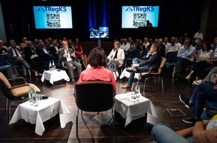 Diskussionsrunde im Fish-Bowl-Format. Hinten links am Mikrofon: Hanno Kempermann, Geschäftsführer IW Consult, danaben Julia Esterer (Geschäftsführerin Dr.-Ing. Ulrich Esterer GmbH & Co. Fahrzeugaufbauten und Anlagen KG) und Carsten Büchling (Vorsitzender