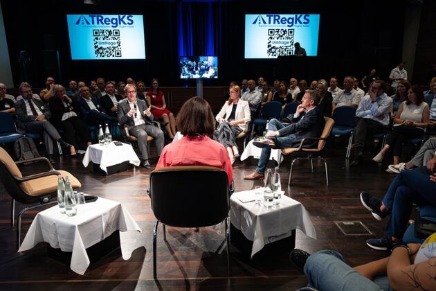 Diskussionsrunde im Fish-Bowl-Format. Hinten links am Mikrofon: Hanno Kempermann, Geschäftsführer IW Consult, danaben Julia Esterer (Geschäftsführerin Dr.-Ing. Ulrich Esterer GmbH & Co. Fahrzeugaufbauten und Anlagen KG) und Carsten Büchling (Vorsitzender