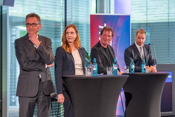 v.l.m.r.: Jörg Köhlinger, Bezirksleiter der IG Metal l Mitte / Julia Esterer, Geschäftsführerin der Dr.-Ing. Ulrich Esterer GmbH & Co. Fahrzeugaufbauten und Anlagen KG / Prof. Dr. Peter Buxmann Dr. Andreas Widl, CEO der Samson AG (Foto: Julia Reisinger)
