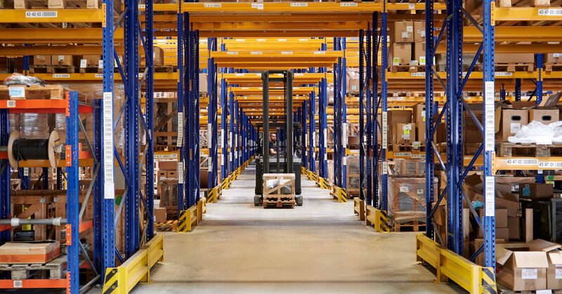 Dreh- und Angelpunkt bei AC Motoren: Das riesige Hochregallager fällt durch bunte, gute Laune machende Farben auf