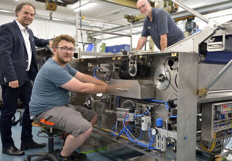 Endmontage eines Gebäckformers: Matthias Drees im Gespräch mit Mitarbeitern.