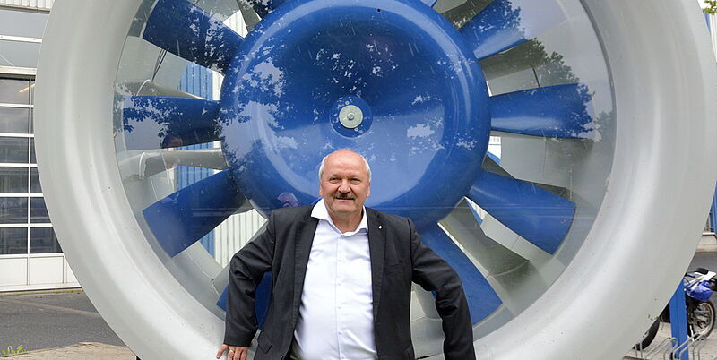 Beeindruckend: Hartmut Brandau am größten Lüftungsventilator von Trox, der direkt am Werktor steht.