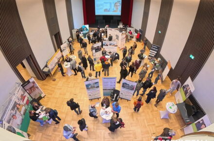 Blick von der Empore in den Ständesaal, der sich mit dem Startschuss um 10:00 Uhr sofort mit Jobsuchenden füllte.
