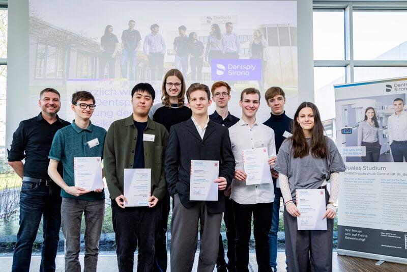 Wettbewerbsleiter Sebastian Fischer (v. l.) mit Fabian Meller, Kevin Ma, Lasse Jungermann, Leonhard Zaremba, Tom Geinitz, Eric Bastuck, Hagen Stefan Korte und Karla Foos. (Foto: Alexander Heimann)
