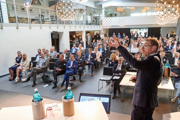 Prof. Dr.-Ing. habil. Sascha Stowasser, Direktor des ifaa und Publikum