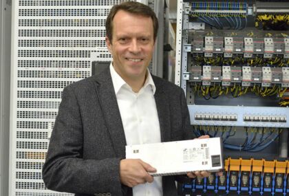 Volker Roßmann an einem Anlagesystem für das Telefonnetz.