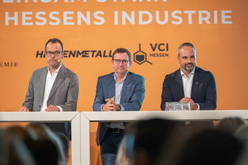 v.l.n.r.:  Dr. Joachim Kreysing Geschäftsführer Infraserv GmbH & Co. Höchst KG, Dr. Stefan Ruppert B. Braun SE, Baldassare La Gaetana Aqseptence Group GmbH,  Dr. Stefan Ruppert B. Braun SE (Foto: Julia Reisinger)