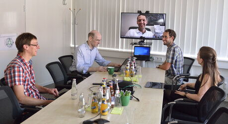 Teambesprechung: Daten von Kunden aus 20 Ländern werden in Kassel analysiert.