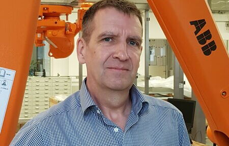 Geschäftsführer Frank Eith vor einer im Bau befindlichen vollautomatischen Montage- und Verpackungslinie für Wasserfilter