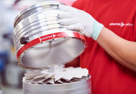 Ein Bild aus der Endmontage: Eine Turbo-Pumpe wird fertiggestellt