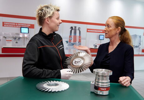 Im Gespräch: Janine Lauscher, Teamleiterin Pumpen-Endmontage, und Britta Giesen