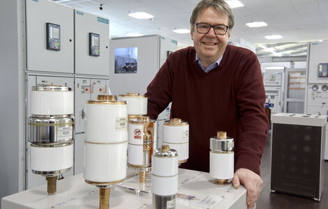 Rainer Welzel im Showroom des Schaltanlagenwerks