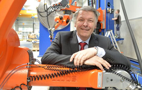 Im Herzen der Produktion: Sieghard Thomas an einer Roboter- Schweißanlage für Baumaschinen.