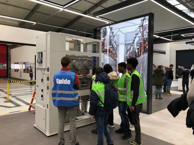 Jugendliche besichtigen das Schaltanlagenwerk. (Foto: HESSENMETALL Rhein-Main-Taunus)