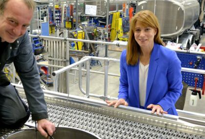 „Den größten Erfolg hat man in einem guten Team“, ist Julia Esterer überzeugt. Im Bild spricht sie mit Mechaniker Sven Tornow, der einen Tank für die Montage auf einen Tankwagen vorbereitet.