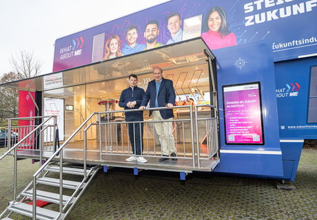 Der M+E-InfoTruck. v.l.n.r.: Jonas Fidler und Dirk Pollert