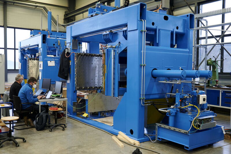 Blick in die Produktion: Hier wird eine LSR-Schließmaschine für Silikon-Anwendungen wie Isolatoren oder Kabelzubehör programmiert