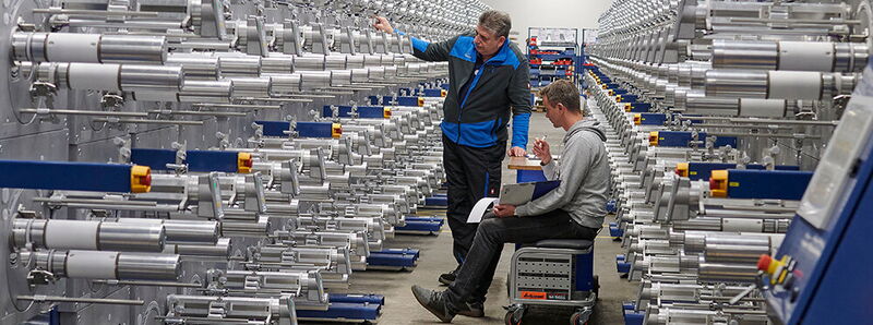 Mitarbeiter in der Monatageabteilung, Georg Sahm GmbH & Co. KG