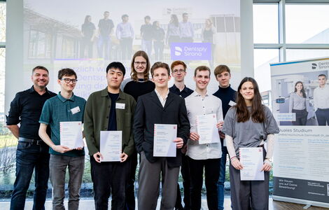 Wettbewerbsleiter Sebastian Fischer (v. l.) mit Fabian Meller, Kevin Ma, Lasse Jungermann, Leonhard Zaremba, Tom Geinitz, Eric Bastuck, Hagen Stefan Korte und Karla Foos. (Foto: Alexander Heimann)