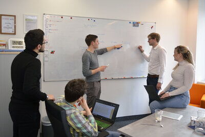 Arbeiten im Team: Ideen werden auch schon mal ganz klassisch an die Tafel geschrieben. An der Tafel stehen die Geschäftsführer Yannic Ambach (links) und David Kelm.