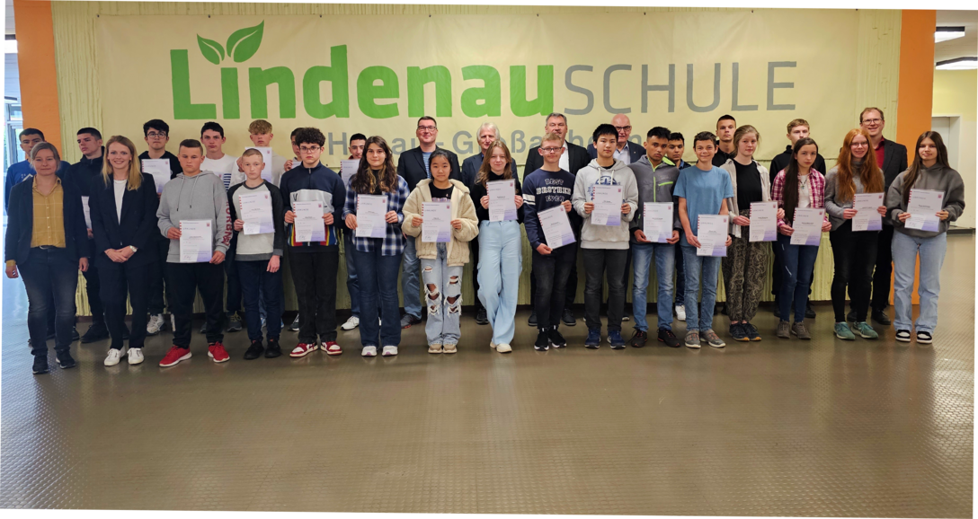 Alle Platzierten Fulda-Hanau-Offenbach Gruppe H Mathe-Wettbewerb Kreis 2023 mit Vertretenden von MATO, Joachim Jungbluth (Geschäftsführer HM OF/OH), der Schulleitung Lindenauschule Hanau und Verantwortliche des Wettbewerbs