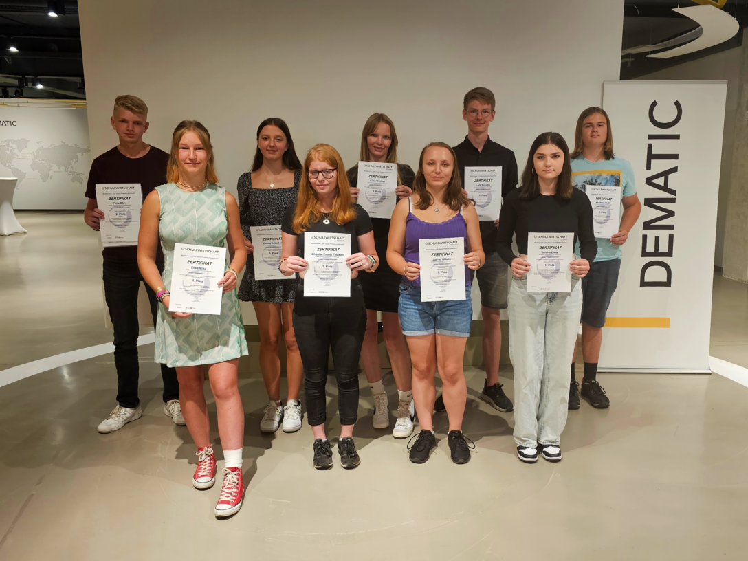 Die Siegerinnen und Sieger im Wettbewerb um den besten Praktikumsbericht SchuWi Osthessen.