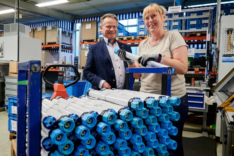 Jürgen Timm, hier im Gespräch mit Mitarbeiterin Grazyna Galuszkiewirz, die Rohrantriebe für Rollläden montiert.