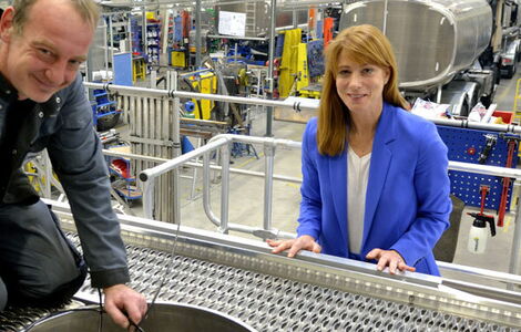 „Den größten Erfolg hat man in einem guten Team“, ist Julia Esterer überzeugt. Im Bild spricht sie mit Mechaniker Sven Tornow, der einen Tank für die Montage auf einen Tankwagen vorbereitet.