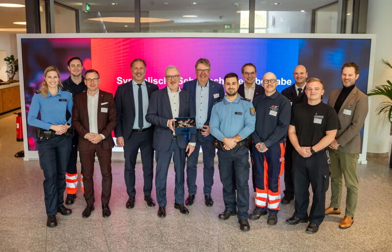 Symbolische Schutzschleifenübergabe