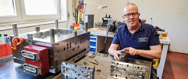 Große Fertigungstiefe: Werkzeugmacher Frank montiert ein Spritzgusswerkzeug