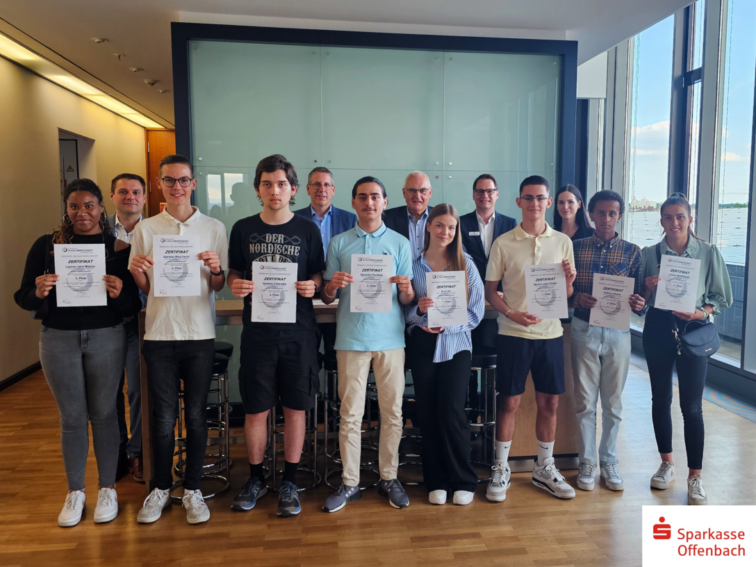 Die Siegerinnen und Sieger mit den Akteurinnen und Akteuren.