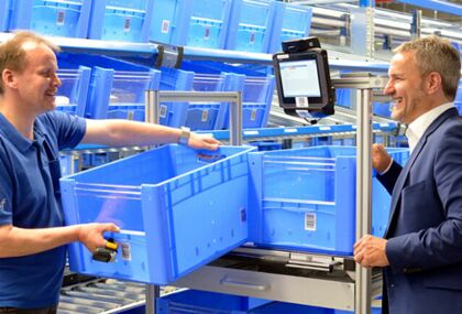 Thomas Jäger, CEO von JÄGER DIREKT in Heppenheim und Mitarbeiter