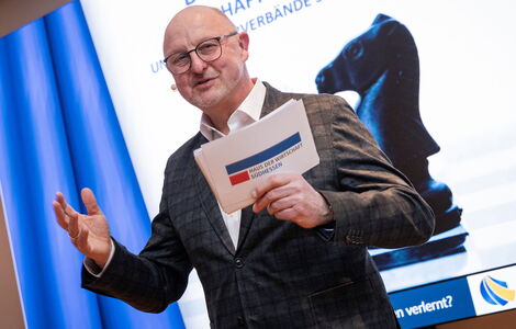 Geschäftsführer Dirk Widuch bei seiner Begrüßung.