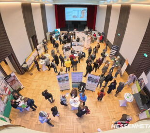 Blick von der Empore in den Ständesaal, der sich mit dem Startschuss um 10:00 Uhr sofort mit Jobsuchenden füllte.