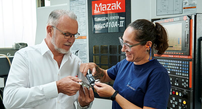 Regelmäßig in der Produktion unterwegs: Ralf Schmierer, hier im Gespräch mit einer Industriemechanikerin, die ein gerade angefertigtes Bauteil für ein Plattenfeder-Manometer überprüft