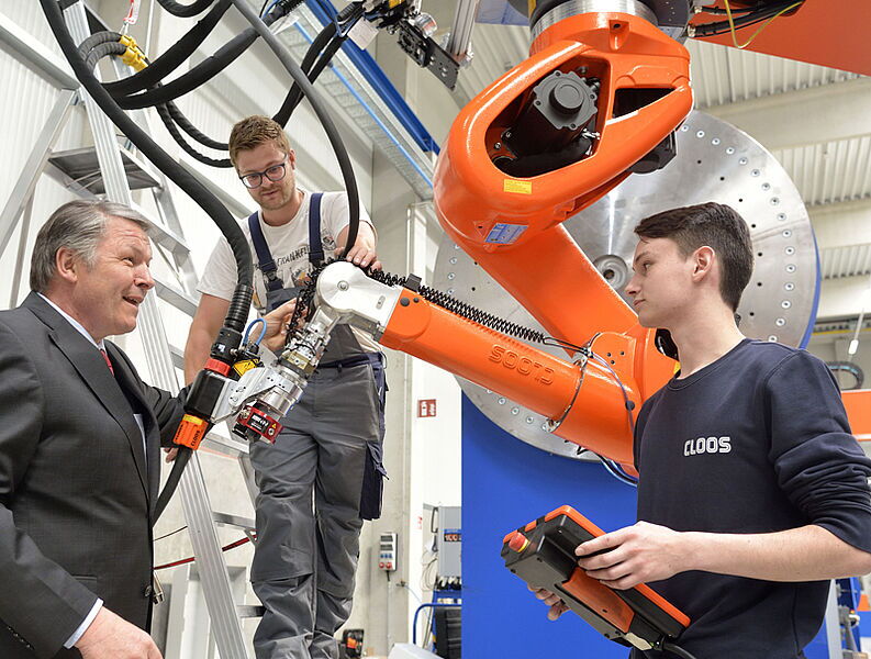 Im ­Gespräch: Sieghard ­Thomas mit Azubi David Heuser und Inbetriebnahmetechniker Tim Brachthäuser (Mitte).