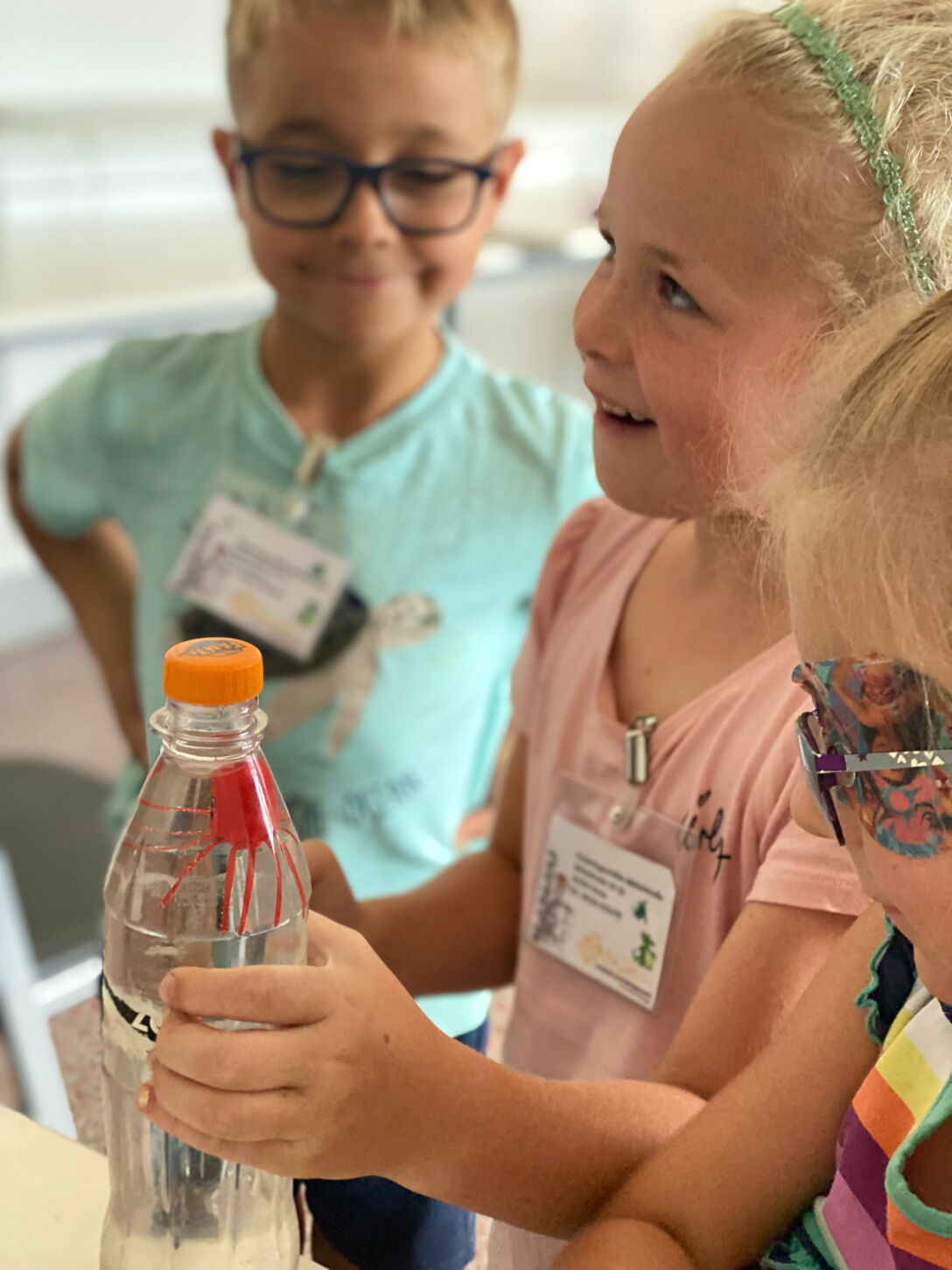 Kindergartenkinder beim „Tintenfischexperiment“