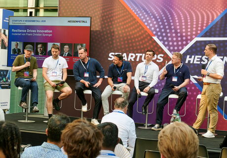 Panel II: (v.l.n.r.) Ulf Häußler (BMVg), Ansgar Kadura (Wingcopter), Sven Steingräber (ARGUS Interception), Stéphane Foulard, (COMPREDICT), Andreas Höher (msg systems), Michael Zeber (Sentris Capital), Christian Sprengel (Moderator), Foto: Gerd Scheffler