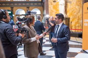 Kaweh Mansoori, Hessischer Minister für Wirtschaft, Energie, Verkehr, Wohnen und ländlichen Raum bei einem Interview (Foto: Julia Reisinger)