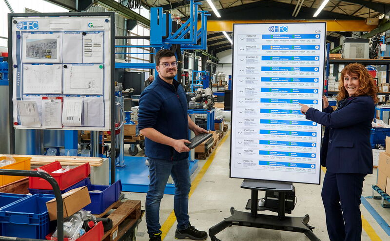 Alles im Blick:  Personalchefin  Andrea Potsch  und Qualitätsleiter Patrick Lupp  checken den  Fertigungsstand  am digitalen  Cockpit.