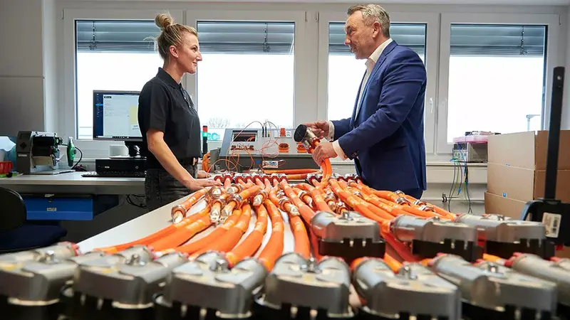 in-Tec Chef Stefan Krug und Mitarbeiterin