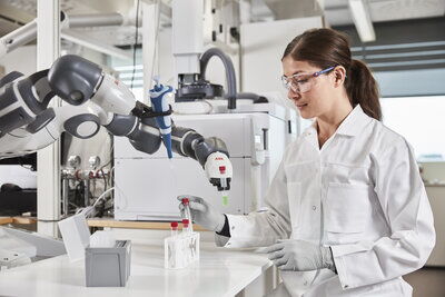 Teamwork: Cobots übernehmen schwere oder monotone Tätigkeiten wie hier in einem Labor, um den Menschen zu entlasten. Bild: ABB