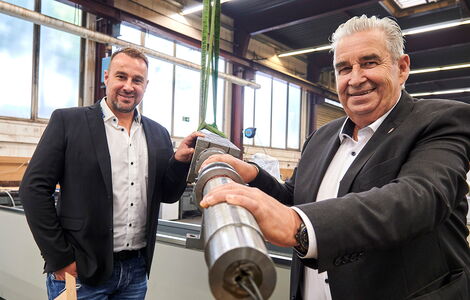 Vater und  Sohn: Uwe und Marco Zimmer (links) mit einem Elektromagnet-Tisch.