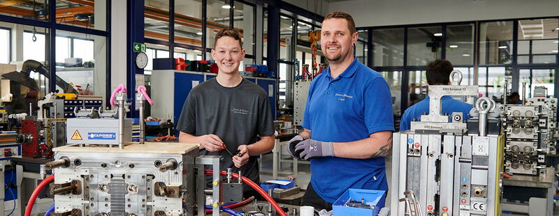 Zwei Mitarbeiter bei dem Medizintechnik-Zulieferer Spang & Brands