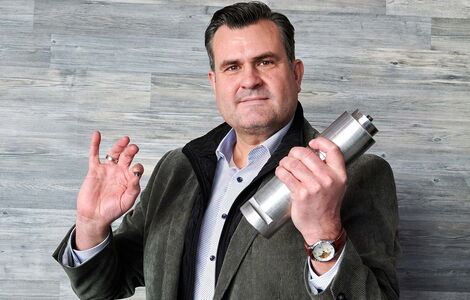 Mal winzig, mal wuchtig: Marc Ammon zeigt hier zwei ganz unterschiedliche  Sensoren, einen kleinen Drucksensor und eine Lastmessachse für einen Kran.