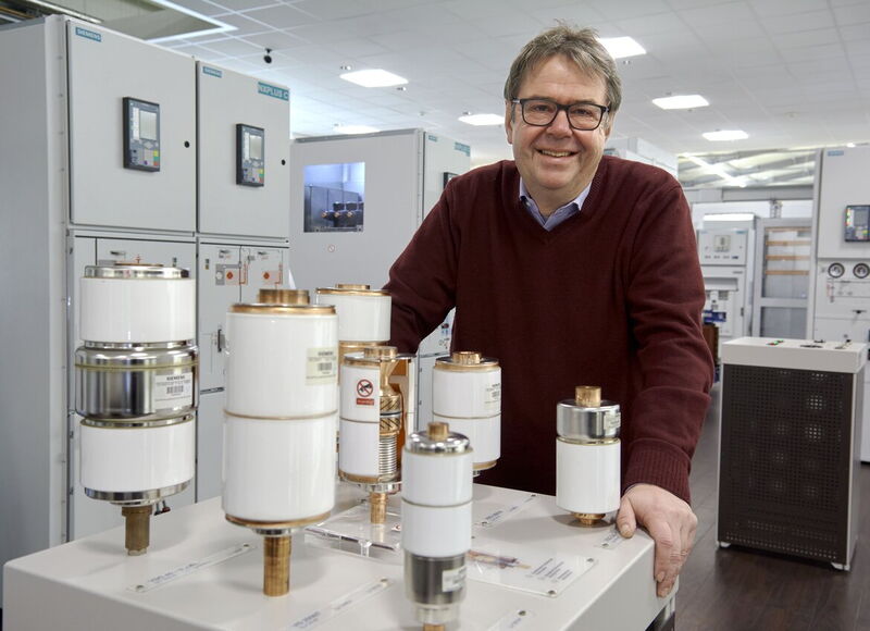 Rainer Welzel im Showroom des Schaltanlagenwerks