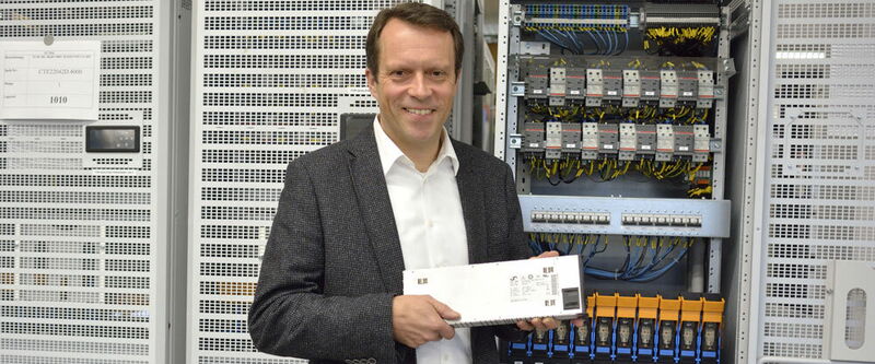 Volker Roßmann an einem Anlagesystem für das Telefonnetz.